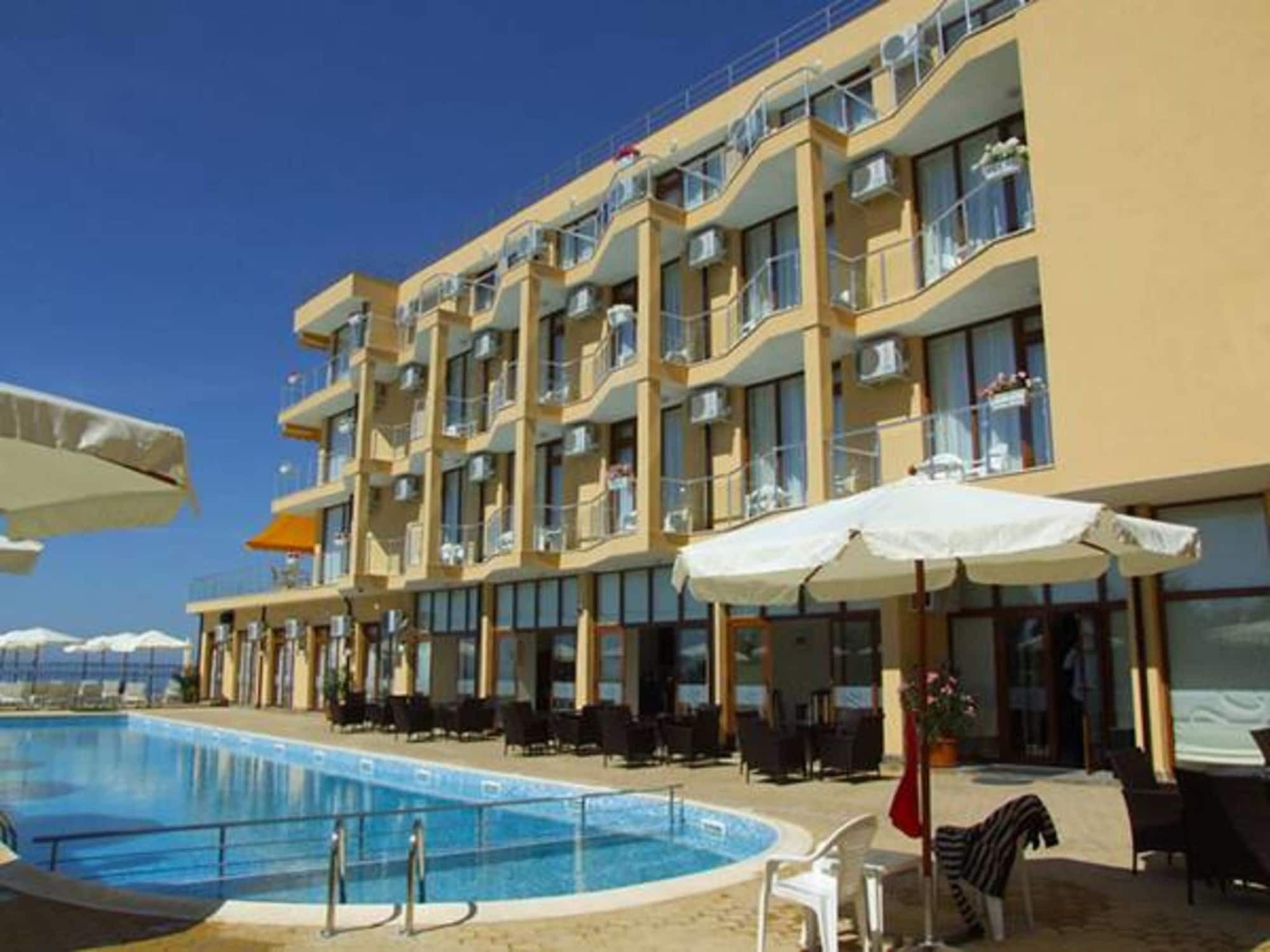 Aqua Dolphin Hotel 3*